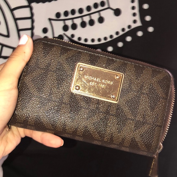 USED- Authentic Michael Kors Wallet - Picture 1 of 2